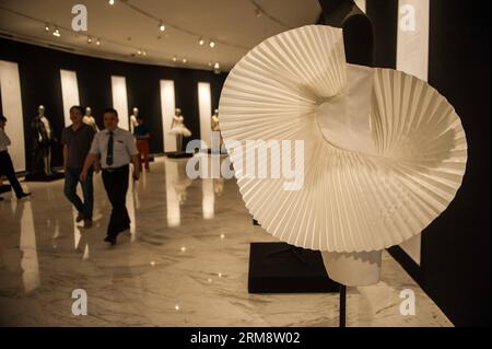 (140427) -- SHENZHEN, 26 avril 2014 (Xinhua) -- les visiteurs voient des expositions pendant la réflexion du temps - l'art de la mode en Chine 1993-2012 à Shenzhen, dans la province du Guangdong du sud de la Chine, le 26 avril 2014. L'exposition, qui présente plus de 100 œuvres créatives de la mode créées par 70 designers chinois au cours des 20 dernières années, est consacrée à présenter le développement global du design de mode chinois et les concepts créatifs. (Xinhua/Mao Siqian)(wyo) CHINA-SHENZHEN-EXHIBITION-ART DE LA MODE (CN) PUBLICATIONxNOTxINxCHN Shenzhen avril 26 2014 XINHUA visiteurs Voir les expositions pendant la réflexion de Banque D'Images
