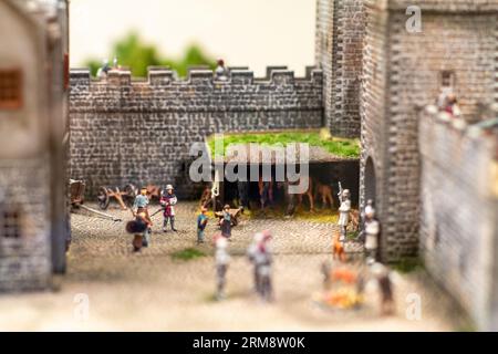 Diorama miniature au Miniatur Wunderland à Hambourg, en Allemagne, représentant une scène historique avec des gens qui mènent leur vie quotidienne à l'intérieur d'un château Banque D'Images