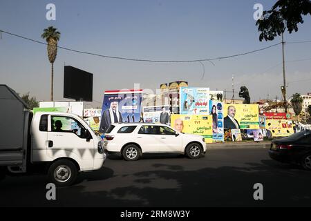 (140427) -- BAGDAD, 26 avril 2014 (Xinhua) -- un homme passe devant une place publique avec des affiches de candidats dans le centre-ville de Bagdad, capitale de l'Irak, le 26 avril 2014, avant les élections législatives du pays qui auront lieu le 30 avril. Il s'agit de la première élection parlementaire du pays depuis le retrait des troupes américaines à la fin de 2011. (Xinhua/Cui Xinyu) (lyx) IRAK-BAGDAD-ELECTION PUBLICATIONxNOTxINxCHN Bagdad avril 26 2014 XINHUA un homme passe devant une place publique avec des affiches de candidats dans le centre-ville de Bagdad capitale de l'Irak LE 26 2014 avril devant le Parlement du pays Banque D'Images