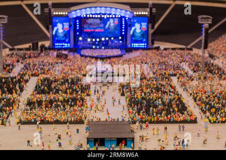 Diorama miniature au Miniatur Wunderland à Hambourg, en Allemagne, représentant une foule nombreuse de personnes rassemblées devant une scène lors d'un concert en plein air Banque D'Images