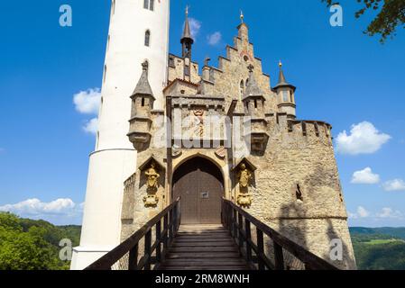 Entrée du château de Lichtenstein avec pont en bois, Allemagne, Europe. Ce célèbre château est le point de repère de Schwarzwald. Vue de face du vieux château de Baden-WUR Banque D'Images