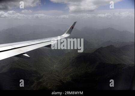 (140428) -- WUHAN, 28 avril 2014 (Xinhua) -- un avion de passagers Airbus A319 effectue un vol d'essai à l'aéroport de Hongping à Shennongjia, dans la province du Hubei, au centre de la Chine, le 28 avril 2014. Un essai a eu lieu lundi à l'aéroport de Hongping nouvellement construit de Shennongjia, qui doit ouvrir officiellement le 8 mai. L'aéroport, situé à 2 580 mètres au-dessus du niveau de la mer, est le plus haut de son genre en Chine centrale. (Xinhua/Hao Tongqian) (lmm) CHINA-HUBEI-SHENNONGJIA-NEW AIRPORT-TEST RUN (CN) PUBLICATIONxNOTxINxCHN Wuhan avril 28 2014 XINHUA à Airbus A319 avion passager EST dans un vol Oper Banque D'Images