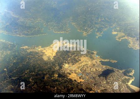 (140428) -- WUHAN, 28 avril 2014 (Xinhua) -- cette photo aérienne prise le 28 avril 2014 à partir d'un avion Airbus A319 lors d'un essai de l'aéroport de Hongping de Shennongjia montre les trois Gorges du fleuve Yangtze dans la province du Hubei en Chine centrale. Un essai a eu lieu lundi à l'aéroport de Hongping nouvellement construit de Shennongjia, qui doit ouvrir officiellement le 8 mai. L'aéroport, situé à 2 580 mètres au-dessus du niveau de la mer, est le plus haut de son genre en Chine centrale. (Xinhua/Hao Tongqian) (lmm) CHINA-HUBEI-SHENNONGJIA-NEW AIRPORT-TEST RUN (CN) PUBLICATIONxNOTxINxCHN Wuhan avril 28 2014 XINHUA Thi Banque D'Images