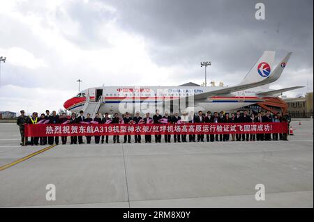 (140428) -- WUHAN, 28 avril 2014 (Xinhua) -- un Airbus A319 est stationné sur l'aire de trafic de l'aéroport de Hongping après le test de l'aéroport à Shennongjia, dans la province du Hubei, au centre de la Chine, le 28 avril 2014. Un essai en vol a eu lieu lundi à l aéroport de Hongping nouvellement construit de Shennongjia, qui doit ouvrir officiellement le 8 mai. L'aéroport, situé à 2 580 mètres au-dessus du niveau de la mer, est le plus haut de son genre en Chine centrale. Au lieu d'un trajet de neuf heures en bus, le trajet entre Wuhan, la capitale provinciale, et Shennongjia sera réduit à 50 minutes en avion une fois l'aéroport en service. (X Banque D'Images