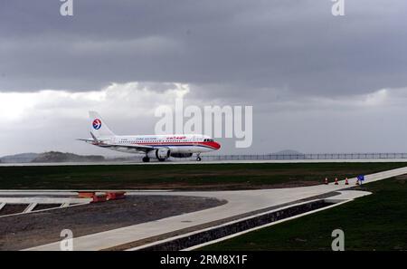 (140428) -- WUHAN, 28 avril 2014 (Xinhua) -- un Airbus A319 prend le taxi sur le tarmac de l aéroport de Hongping après le test de l aéroport à Shennongjia, dans la province du Hubei, au centre de la Chine, le 28 avril 2014. Un essai en vol a eu lieu lundi à l aéroport de Hongping nouvellement construit de Shennongjia, qui doit ouvrir officiellement le 8 mai. L'aéroport, situé à 2 580 mètres au-dessus du niveau de la mer, est le plus haut de son genre en Chine centrale. (Xinhua/Hao Tongqian) (lmm) CHINA-HUBEI-SHENNONGJIA-NEW AIRPORT-TEST RUN (CN) PUBLICATIONxNOTxINxCHN Wuhan avril 28 2014 XINHUA à Airbus A319 avion passagers taxis SUR T Banque D'Images