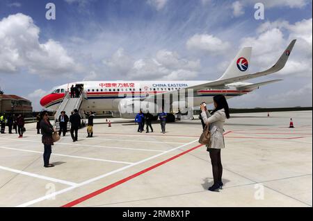 (140428) -- WUHAN, 28 avril 2014 (Xinhua) -- un Airbus A319 est garé sur une aire de trafic de l'aéroport de Hongping après le test de l'aéroport à Shennongjia, dans la province du Hubei, au centre de la Chine, le 28 avril 2014. Un essai en vol a eu lieu lundi à l aéroport de Hongping nouvellement construit de Shennongjia, qui doit ouvrir officiellement le 8 mai. L'aéroport, situé à 2 580 mètres au-dessus du niveau de la mer, est le plus haut de son genre en Chine centrale. Au lieu d'un trajet de neuf heures en bus, le trajet entre Wuhan, la capitale provinciale, et Shennongjia sera réduit à 50 minutes en avion une fois l'aéroport en service. (Xi Banque D'Images