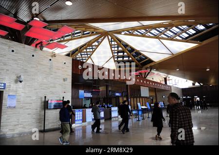 (140428) -- WUHAN, 28 avril 2014 (Xinhua) -- une photo prise le 28 avril 2014 montre le hall des départs de l'aéroport de Hongping à Shennongjia, province du Hubei en Chine centrale. Un essai en vol a eu lieu lundi à l aéroport de Hongping nouvellement construit de Shennongjia, qui doit ouvrir officiellement le 8 mai. L'aéroport, situé à 2 580 mètres au-dessus du niveau de la mer, est le plus haut de son genre en Chine centrale. Au lieu d'un trajet de neuf heures en bus, le trajet entre Wuhan, la capitale provinciale, et Shennongjia sera réduit à 50 minutes en avion une fois l'aéroport en service. (Xinhua/Hao Tongqian) (lmm) CHINA-HUBEI-SHENNO Banque D'Images