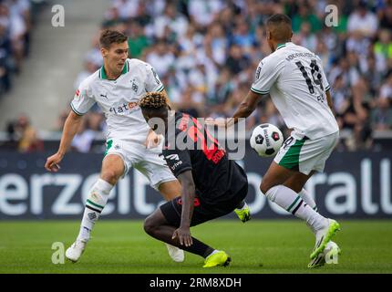 Moenchengladbach, Allemagne. 26 août 2023. Maximilian Wöber (BMG), Victor Boniface (Leverkusen), Alassane Plea (BMG) Borussia Mönchengladbach - Bayer Banque D'Images