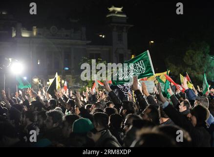 (140428) -- ISTANBUL, 28 avril 2014 (Xinhua) -- des partisans du président égyptien évincé Mohamed Morsi chantent des slogans et portent des banderoles contre l'armée égyptienne lors d'une manifestation à Istanbul, en Turquie, le 28 avril 2014. Des manifestants turcs ont fait irruption dans le consulat égyptien à Istanbul lundi soir alors que des centaines d'entre eux protestaient contre la décision antérieure d'un tribunal égyptien de condamner à mort 683 partisans des Frères musulmans. (Xinhua/lu Zhe) TURQUIE-ISTANBUL-ÉGYPTE-FRÈRES MUSULMANS-PARTISANS-PROTESTATION PUBLICATIONxNOTxINxCHN Istanbul avril 28 2014 XINHUA partisans de l'ouste Banque D'Images