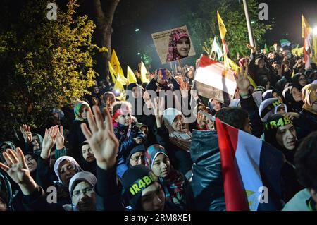 (140428) -- ISTANBUL, 28 avril 2014 (Xinhua) -- des partisans du président égyptien évincé Mohamed Morsi chantent des slogans et portent des banderoles contre l'armée égyptienne lors d'une manifestation à Istanbul, en Turquie, le 28 avril 2014. Des manifestants turcs ont fait irruption dans le consulat égyptien à Istanbul lundi soir alors que des centaines d'entre eux protestaient contre la décision antérieure d'un tribunal égyptien de condamner à mort 683 partisans des Frères musulmans. (Xinhua/lu Zhe) TURQUIE-ISTANBUL-ÉGYPTE-FRÈRES MUSULMANS-PARTISANS-PROTESTATION PUBLICATIONxNOTxINxCHN Istanbul avril 28 2014 XINHUA partisans de l'ouste Banque D'Images