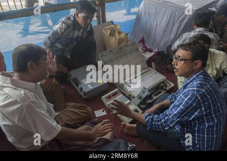 (140429) -- CALCUTTA, 29 avril 2014 (Xinhua) -- des membres du personnel de vote indien vérifient des machines de vote électronique (MVE) dans un centre de distribution à la veille des élections à Dumurjala, à environ 20 km à l'ouest de Calcutta, capitale de l'État indien oriental du Bengale occidental, le 29 avril 2014. L'Inde est en train de procéder à une élection en neuf phases qui dure d'avril 7 à mai 12. (Xinhua/Tumpa Mondal) INDIA-CALCUTTA-VOTE PUBLICATIONxNOTxINxCHN Calcutta avril 29 2014 membres du personnel de vote indien XINHUA vérifier les machines de vote électronique EVM DANS un centre de distribution À la veille des sondages dans quelque 20 km À L'OUEST de Calcutta Capital Banque D'Images