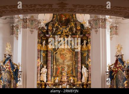 Zwiefalten, Allemagne - 22 juillet 2016 : autel décoré de statues à l'intérieur de l'église baroque notre-Dame dans ce monastère et lieu de pèlerinage Banque D'Images