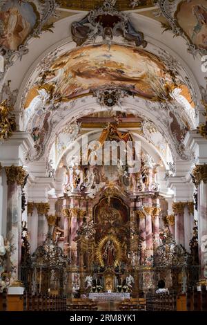 Zwiefalten, Allemagne - 22 juillet 2016 : autel et plafond richement décorés à l'intérieur de l'église baroque notre-Dame dans ce monastère et lieu de pèlerinage Banque D'Images