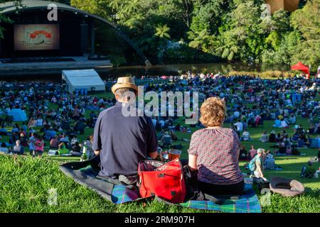 New Plymouth, Nouvelle-Zélande - 18 février 2017 : foule de gens réunis au Bowl of Brooklands pour le festival de courts métrages Tropfest NZ en plein air Banque D'Images