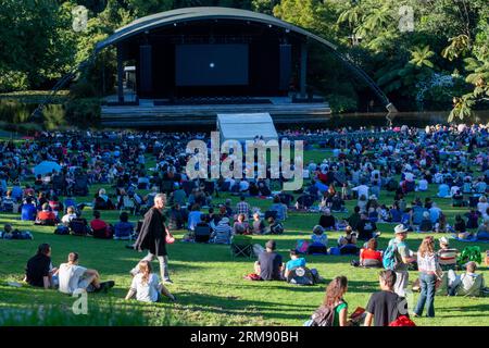 New Plymouth, Nouvelle-Zélande - 18 février 2017 : foule de gens réunis au Bowl of Brooklands pour le festival de courts métrages Tropfest NZ en plein air Banque D'Images