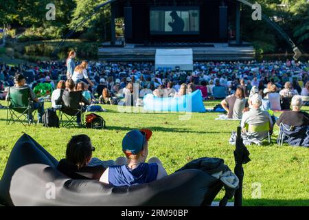 New Plymouth, Nouvelle-Zélande - 18 février 2017 : foule de gens réunis au Bowl of Brooklands pour le festival de courts métrages Tropfest NZ en plein air Banque D'Images