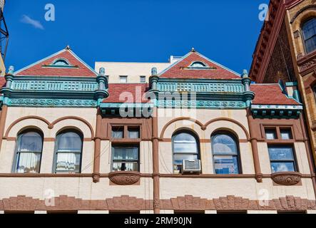 Upper West Side : une ligne de toit en tuile fantaisiste fait face aux toits plats du 331 & 329 West 85th Street, maisons en rangée de style Queen Anne construites en 1891. Banque D'Images