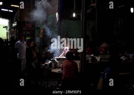 (140502) -- GUATEMALA CITY, (Xinhua) -- Une femme cuisine au marché la terminal à Guatemala City, capitale du Guatemala, le 1 mai 2014, à l'occasion de la fête internationale du travail. (Xinhua/Luis Echeverria) GUATEMALA-JOURNÉE INTERNATIONALE DU TRAVAIL PUBLICATIONxNOTxINxCHN Guatemala ville XINHUA une femme cuisine AU marché terminal de Guatemala capitale du Guatemala LE 1 2014 mai la Journée internationale des laboratoires XINHUA Luis Echeverria Guatemala Journée internationale des laboratoires PUBLICATIONxNOTxINxCHN Banque D'Images