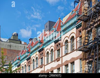 Upper West Side : une ligne de toit en tuile fantaisiste fait face aux toits plats du 337-329 West 85th Street, maisons en rangée de style Queen Anne construites en 1891. Banque D'Images