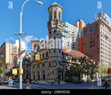 Upper West Side : St. Paul & St. Andrew United Methodist Church est un monument en brique et en terre cuite à West End Avenue et West 86th Street. Banque D'Images