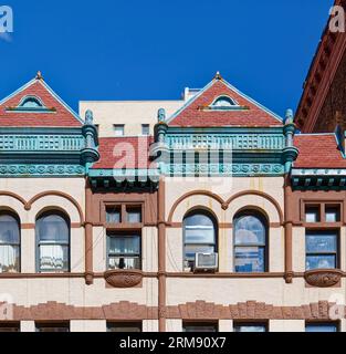 Upper West Side : une ligne de toit en tuile fantaisiste fait face aux toits plats du 331 & 329 West 85th Street, maisons en rangée de style Queen Anne construites en 1891. Banque D'Images