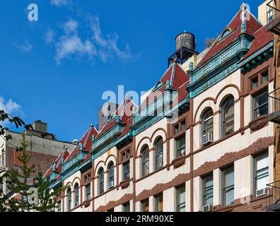 Upper West Side : une ligne de toit en tuile fantaisiste fait face aux toits plats du 337-329 West 85th Street, maisons en rangée de style Queen Anne construites en 1891. Banque D'Images