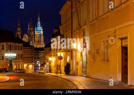 Prague, République tchèque - 6 août 2017 : vue nocturne des maisons historiques de la rue Loretánská à Prague, avec St. Cathédrale de Vitus en arrière-plan Banque D'Images