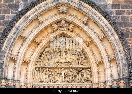 Prague, République tchèque - 6 août 2017 : éléments décoratifs au-dessus de l'entrée de la basilique Saint-Pierre-et-Paul à l'intérieur du complexe du fort de Vyšehrad Banque D'Images