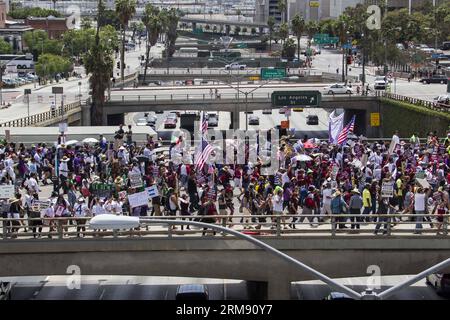 (140502) -- LOS ANGELES, (Xinhua) -- les gens participent à la marche annuelle du 1er mai dans le centre-ville de Los Angeles, aux États-Unis, le 1 mai 2014. Les organisations syndicales et les groupes d'immigration ont utilisé la célébration annuelle pour pousser à une refonte du système d'immigration. (Xinhua/Zhao Hanrong) US-LOS ANGELES-INTERNATIONAL LABOR DAY-MARCH PUBLICATIONxNOTxINxCHN Los Angeles les célébrités XINHUA participent à la marche annuelle du jour de mai dans le centre de Los Angeles les États-Unis mai 1 2014 les organisations de laboratoire et les groupes d'immigration ont utilisé la célébration annuelle pour pousser à la révision du système d'immigration XINHUA ZH Banque D'Images