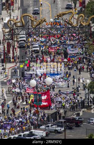 (140502) -- LOS ANGELES, (Xinhua) -- les gens participent à la marche annuelle du 1er mai dans le centre-ville de Los Angeles, aux États-Unis, le 1 mai 2014. Les organisations syndicales et les groupes d'immigration ont utilisé la célébration annuelle pour pousser à une refonte du système d'immigration. (Xinhua/Zhao Hanrong) US-LOS ANGELES-INTERNATIONAL LABOR DAY-MARCH PUBLICATIONxNOTxINxCHN Los Angeles les célébrités XINHUA participent à la marche annuelle du jour de mai dans le centre de Los Angeles les États-Unis mai 1 2014 les organisations de laboratoire et les groupes d'immigration ont utilisé la célébration annuelle pour pousser à la révision du système d'immigration XINHUA ZH Banque D'Images