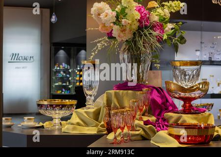 Karlovy Vary, République tchèque - 10 août 2017 : beaux verres à boire faits à la main et autres produits en verre au Moser Museum of Glass Banque D'Images