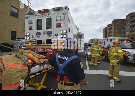 Le personnel de sauvetage attend des blessés à côté des ambulances dans le quartier de Queens, à New York, le 2 mai 2014. Un train F en direction de Manhattan a quitté les voies vendredi matin, avec 19 blessés signalés. (Xinhua/Wang Lei) US-NEW YORK-QUEENS-SUBWAY-DÉRAILLEMENT PUBLICATIONxNOTxINxCHN le personnel de secours attend des célébrités blessées à côté d'ambulances dans le quartier New-yorkais du Queens le 2 2014 mai à F train en direction de Manhattan a quitté les voies vendredi matin avec 19 XINHUA Wang Lei U.S. New York Queens déraillement PUBLICATIONxNOTxINxINxCHN Queens Detroit Subway Banque D'Images