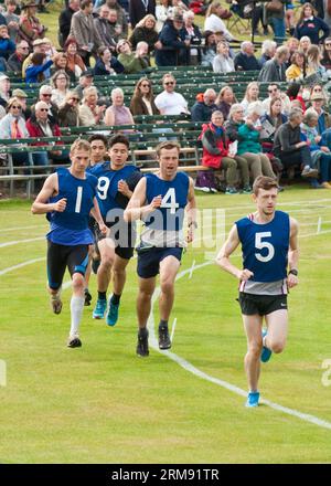 Coureurs participant au Braemar Gathering, Highland Games. Aberdeenshire. Banque D'Images