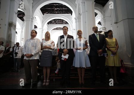 (140503) -- PANAMA, 3 mai 2014 (Xinhua) -- les candidats à la présidence Juan Carlos Navarro (G), Juan Carlos Varela (3e L) et Jose Domingo Arias (2e R) assistent à une messe à la cathédrale métropolitaine de Panama City, capitale du Panama, le 3 mai 2014. Les Panaméens se rendront aux urnes dimanche pour élire un nouveau président, un nouveau vice-président et des législateurs. (Xinhua/Mauricio Valenzuela) (jg) (ah) PANAMA-PANAMA CITY-ELECTIONS-MASS PUBLICATIONxNOTxINxCHN Panama City Mai 3 2014 XINHUA candidats à la présidence Juan Carlos Navarro l Juan Carlos Varela 3e l et Jose Domingo Arias 2e r assistent à une messe au me Banque D'Images