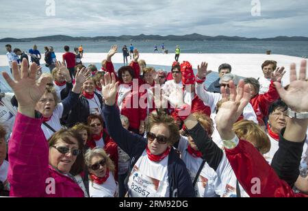 (140504) -- ZADAR, 4 mai 2014 (Xinhua) - un groupe de coureurs âgés posent pour une photo lors de la course Wings for Life World Run à Zadar, Croatie, le 4 mai 2014. Près de 2500 participants ont pris part à l événement mondial qui s est tenu dans la ville côtière croate de Zadar. Les coureurs de 164 nations, participant dans 34 endroits dans 32 pays à travers 13 fuseaux horaires ont commencé en même temps à collecter des fonds et à attirer l'attention sur les lésions de la moelle épinière. (Xinhua/Miso Lisanin) (SP)CROATIE-WINGS FOR LIFE WORLD RUN PUBLICATIONxNOTxINxCHN Zadar Mai 4 2014 XINHUA un groupe de COUREURS âgés pose pour une photo pendant les Wings for L. Banque D'Images