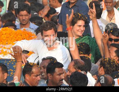 (140505) -- AMETHI, 4 mai 2014 (Xinhua) -- le vice-président du parti au pouvoir du Congrès indien Rahul Gandhi (L Central) et sa sœur Priyanka Vadera (R Central) assistent à une campagne électorale à Amethi, dans le nord de l'État indien de l'Uttar Pradesh, le 4 mai 2014. (Xinhua/Stringer) INDIA-ELECTION-AMETHI-RAHUL GANDHI PUBLICATIONxNOTxINxCHN Mai 4 2014 XINHUA Indian Congress Party le vice-président Rahul Gandhi l Central et sa sœur Priyanka r Central assistent à la campagne ÉLECTORALE dans l'État indien du Nord de l'Uttar Pradesh Mai 4 2014 XINHUA Stringer India ELECTION Rahul Gandhi PUBLICATIONxNOTxNOTxCHN Banque D'Images