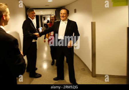 SHANGHAI, 4 mai 2014 (Xinhua) -- le chef d'orchestre Charles Dutoit (à droite) discute avec des joueurs avant la représentation au Shanghai Oriental Art Center, à Shanghai, dans l'est de la Chine, le 4 mai 2014. Le Boston Symphony Orchestra (BSO) a fait une représentation à Shanghai dimanche. Le BSO, le premier orchestre américain qui a visité la Chine en 1979 après que les deux pays ont établi des relations diplomatiques, a fait son retour tant attendu dans le pays en mai. Le BSO est un orchestre américain basé à Boston, Massachusetts. C'est l'un des cinq grands orchestres symphoniques du pays communément appelés les Big Five . (Xinhua/Fang Banque D'Images