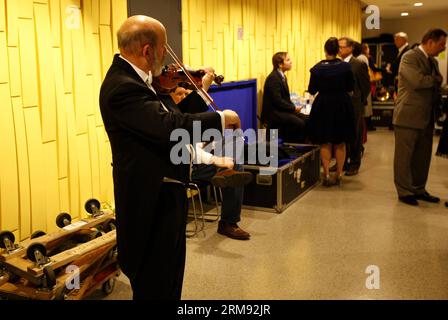 SHANGHAI, 4 mai 2014 (Xinhua) -- Une violoniste de l'Orchestre symphonique de Boston (BSO) s'exerce avant la représentation au Shanghai Oriental Art Center, à Shanghai, dans l'est de la Chine, le 4 mai 2014. Le Boston Symphony Orchestra (BSO) a fait une représentation à Shanghai dimanche. Le BSO, le premier orchestre américain qui a visité la Chine en 1979 après que les deux pays ont établi des relations diplomatiques, a fait son retour tant attendu dans le pays en mai. Le BSO est un orchestre américain basé à Boston, Massachusetts. C'est l'un des cinq grands orchestres symphoniques du pays communément appelés les Big Five . ( Banque D'Images