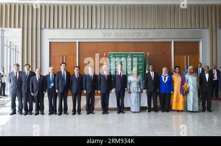 (140505) -- ADDIS-ABEBA, 5 mai 2014 (Xinhua) -- le Premier ministre chinois Li Keqiang (7e R, front) et la présidente de la Commission de l'Union africaine Nkosazana Clarice Dlamini Zuma (6e R, front) posent pour une photo de groupe après leur rencontre au siège de l'Union africaine (UA) à Addis Abeba, Éthiopie, le 5 mai 2014. (Xinhua/Wang Ye) (yxb) ÉTHIOPIE-CHINE-LI KEQIANG-au-ZUMA-MEETING PUBLICATIONxNOTxINxCHN Addis Abeba Mai 5 2014 le Premier ministre chinois XINHUA quitte Keqiang 7e r Front et président de la Commission de l'Union africaine personne Nkosazana Clarice Dlamini Zuma 6e r pose pour une photo de groupe après leur réunion À Th Banque D'Images