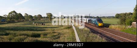 Avanti côte ouest Alstom Pendolino train 390049 sur la ligne principale de la côte ouest dans le Lancashire Banque D'Images