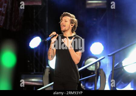 (140507) -- MONTEVIDEO, 7 mai 2014 (Xinhua) -- Louis Tomlimson, membre du groupe britannique One Direction, se produit lors d'un concert de leur tournée Where We Are, au stade Centenario, à Montevideo, capitale de l'Uruguay, le 6 mai 2014. (Xinhua/Nicolas Celaya) URUGUAY-MONTEVIDEO-MUSIC-ONE DIRECTION PUBLICATIONxNOTxINxCHN Montevideo Mai 7 2014 XINHUA Louis membre de la British Tie One Direction se produit lors d'un concert de leur tournée Where We Are Stage à Montevideo capitale de l'Uruguay LE 6 2014 mai XINHUA Nicolas Celaya Uruguay Montevideo musique One Direction PUBLICATIONxNOTxINxC Banque D'Images