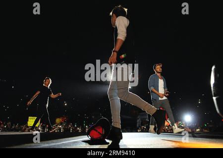 (140507) -- MONTEVIDEO, 7 mai 2014 (Xinhua) -- Louis Tomlimson (G), Niall Horan (C) et Liam Payne (R), membres du groupe britannique One Direction, jouent lors d'un concert de leur tournée Where We Are, au stade Centenario, à Montevideo, capitale de l'Uruguay, le 6 mai 2014. (Xinhua/Nicolas Celaya) URUGUAY-MONTEVIDEO-MUSIC-ONE DIRECTION PUBLICATIONxNOTxINxCHN Montevideo 7 2014 mai XINHUA Louis l Niall Horan C et Liam Payne r les membres de la British Tie One Direction se produisent lors d'un concert de leur tournée Where We Are dans la scène du Centenario à Montevideo capitale de l'Uruguay LE 6 2014 mai XINHUA N. Banque D'Images