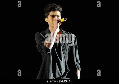 (140507) -- MONTEVIDEO, 7 mai 2014 (Xinhua) -- Zayn Malik, membre du groupe britannique One Direction, se produit lors d'un concert de leur tournée Where We Are, au stade Centenario, à Montevideo, capitale de l'Uruguay, le 6 mai 2014. (Xinhua/Nicolas Celaya) URUGUAY-MONTEVIDEO-MUSIC-ONE DIRECTION PUBLICATIONxNOTxINxCHN Montevideo Mai 7 2014 XINHUA Malik membre de la British Tie One Direction joue lors d'un concert de leur tournée Where We Are Stage à Montevideo capitale de l'Uruguay LE 6 2014 mai XINHUA Nicolas Celaya Uruguay Montevideo musique One Direction PUBLICATIONxNOTxINxCHN Banque D'Images