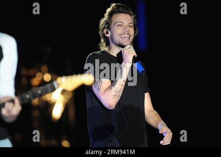 (140507) -- MONTEVIDEO, 7 mai 2014 (Xinhua) -- Louis Tomlimson, membre du groupe britannique One Direction, se produit lors d'un concert de leur tournée Where We Are, au stade Centenario, à Montevideo, capitale de l'Uruguay, le 6 mai 2014. (Xinhua/Nicolas Celaya) URUGUAY-MONTEVIDEO-MUSIC-ONE DIRECTION PUBLICATIONxNOTxINxCHN Montevideo Mai 7 2014 XINHUA Louis membre de la British Tie One Direction se produit lors d'un concert de leur tournée Where We Are Stage à Montevideo capitale de l'Uruguay LE 6 2014 mai XINHUA Nicolas Celaya Uruguay Montevideo musique One Direction PUBLICATIONxNOTxINxC Banque D'Images