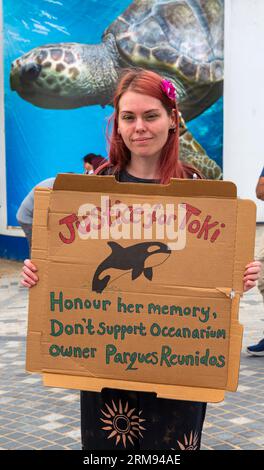 Bournemouth, Dorset, Royaume-Uni. 27 août 2023. Manifestation commémorative devant l'Océanarium de Bournemouth pour commémorer Orca Tokitae, alias Lolita, détenue en captivité pendant 53 ans et décédée le 18 août à l'âge de 57 ans au Miami Seaquarium. Il y avait des plans pour la déplacer dans un enclos marin naturel dans le nord-ouest du Pacifique, après que des militants des droits des animaux se soient battus pour la libérer de son réservoir. Des veillées aux chandelles pour honorer la baleine et des manifestations contre la maltraitance des animaux ont depuis eu lieu aux États-Unis. Bournemouth Oceanarium appartient à Parques Reunidos, propriétaire du Miami Seaquarium 1955-2014. Crédit : Carolyn Jenkins/Alamy Live News Banque D'Images