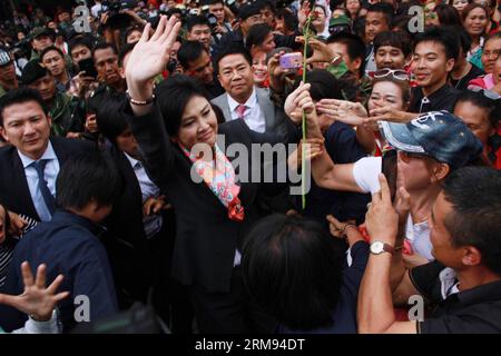 (140507) -- BANGKOK, 7 mai 2014 (Xinhua) -- le Premier ministre intérimaire thaïlandais Yingluck Shinawatra(C) salue ses partisans après une conférence de presse à Bangkok, Thaïlande, le 7 mai 2014. La Cour constitutionnelle de Thaïlande a statué mercredi que le statut de Premier ministre de Yingluck Shinawatra a été mis fin pour abus de pouvoir dans un transfert de personnel en 2011. (Xinhua/Rachen Sageamsak) THAILAND-BANGKOK-POLITICS-YINGLUCK PUBLICATIONxNOTxINxCHN Bangkok Mai 7 2014 XINHUA Thai Care Taker les premiers ministres Yingluck Shinawatra C accueille les partisans après une conférence de presse à Bangkok Thai Country Mai 7 2014 Thai Country S. Banque D'Images