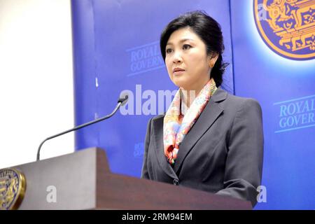 (140507) -- BANGKOK, 7 mai 2014 (Xinhua) -- le Premier ministre intérimaire thaïlandais Yingluck Shinawatra prend la parole lors d'une conférence de presse à Bangkok, Thaïlande, le 7 mai 2014. La Cour constitutionnelle de Thaïlande a statué mercredi que le statut de Premier ministre de Yingluck Shinawatra a été mis fin pour abus de pouvoir dans un transfert de personnel en 2011. (Xinhua/Rachen Sageamsak) THAILAND-BANGKOK-POLITICS-YINGLUCK PUBLICATIONxNOTxINxCHN Bangkok Mai 7 2014 XINHUA Thai Care Taker les premiers ministres Yingluck Shinawatra prennent la parole lors d'une conférence de presse à Bangkok pays thaïlandais Mai 7 2014 Thai Country S Cour constitutionnelle ON Banque D'Images