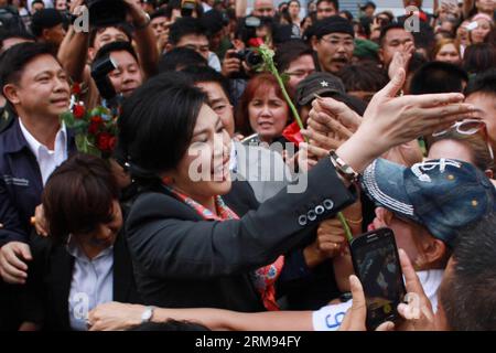 (140507) -- BANGKOK, 7 mai 2014 (Xinhua) -- le Premier ministre intérimaire thaïlandais Yingluck Shinawatra (C) salue ses partisans après une conférence de presse à Bangkok, Thaïlande, le 7 mai 2014. La Cour constitutionnelle de Thaïlande a statué mercredi que le statut de Premier ministre de Yingluck Shinawatra a été mis fin pour abus de pouvoir dans un transfert de personnel en 2011. (Xinhua/Rachen Sageamsak) THAILAND-BANGKOK-POLITICS-YINGLUCK PUBLICATIONxNOTxINxCHN Bangkok Mai 7 2014 XINHUA Thai Care Taker les premiers ministres Yingluck Shinawatra C accueille ses partisans après une conférence de presse à Bangkok Thai Country Mai 7 2014 Thai Country Banque D'Images