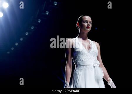 (140507) -- BARCELONE, 7 mai 2014 (Xinhua) -- Un modèle présente une création de la designer espagnole Rosa Clara à la Barcelona Bridal week à Barcelone, le 7 mai 2014. La semaine nuptiale de Barcelone se déroule du 6 au 11 mai. (Xinhua/Pau Barrena) ESPAGNE-BARCELONE-SEMAINE NUPTIALE PUBLICATIONxNOTxINxCHN Barcelone Mai 7 2014 XINHUA un modèle présente une création de designers espagnols Pink Clara À la semaine nuptiale de Barcelone Mai 7 2014 la semaine nuptiale de Barcelone se déroule du 6 au 11 mai XINHUA Pau Espagne semaine nuptionale de Barcelone PUBLICATIONxNOTxINxINxCHN Banque D'Images