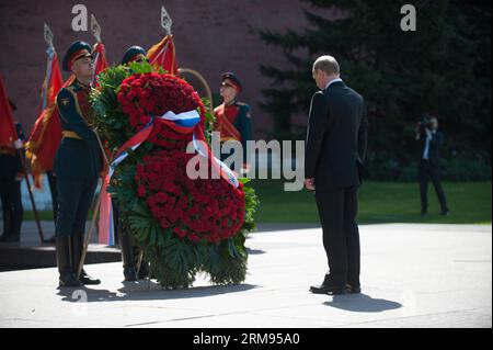 (140508) -- MOSCOU, 8 mai 2014 (Xinhua) -- le président russe Vladimir Poutine dépose une gerbe devant le feu éternel sur la tombe du Soldat inconnu lors d'une cérémonie de dépôt de gerbe dans le jardin Alexandrovsky à Moscou, Russie, le 8 mai 2014. Poutine et d'autres officiels ont déposé une gerbe sur la tombe du Soldat inconnu lors de la cérémonie à la veille du 69e jour de la victoire, lorsque le pays célèbre la victoire sur l'Allemagne nazie pendant la Seconde Guerre mondiale (Xinhua/Dai Tianfang) (dzl) RUSSIE-MOSCOU-POUTINE-JOUR DE LA VICTOIRE-CÉRÉMONIE DE DÉPÔT DE LA COURONNE PUBLICATIONxNOTxINxCHN Moscou 8 2014 mai la présidence russe XINHUA Banque D'Images